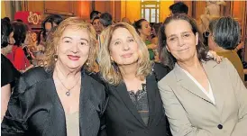  ?? ?? Sonrisas. La directora del Fondo Nacional de las Artes, Diana Saiegh, con Matilde Sánchez y Delfina Helguera, directora del Museo Larreta.