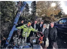  ?? RP-FOTO: MARKUS VAN OFFERN ?? Hans Vlaskamp, Ron Manheim, Rudi van Zoggel und Bernhard Klockhaus (v.r.) lassen sich die Abeiten erklären.