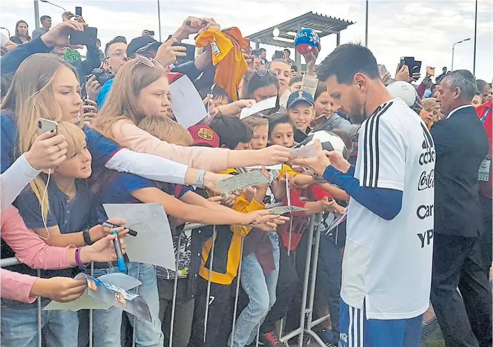  ?? @ARGENTINA ?? Messi, siempre el más buscado. Lionel firmó autógrafos (con la mano derecha) y se prestó a las fotos con los hinchas, como todo el plantel argentino, con muy buena onda.