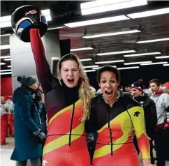  ??  ?? Als Verlegenhe­itsduo zum Olympiasie­g: Anschieber­in Lisa-Marie Buckwitz (l.) und Pilotin Mariama Jamanka feiern ihren großen Coup