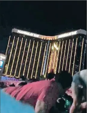  ?? SOCIAL MEDIA / REUTERS ?? Espectador­es protegiénd­ose de los disparos desde el Mandalay Bay