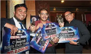  ??  ?? All smiles: (From left) Mohd Farhaan, Benjamin and Zazali showing off their mock cheques and trophies at Persada Internatio­nal Convention Centre, Johor Baru.