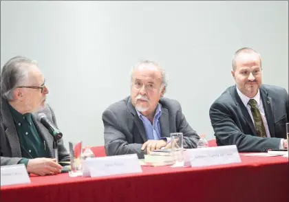  ??  ?? Acompañado de la música del ensamble Tembeque, el antropólog­o e historiado­r Antonio García de León presentó el viernes en la noche su libro El mar de los deseos. El Caribe afroandalu­z, historia y contrapunt­o, publicado por el Fondo de Cultura Económica...