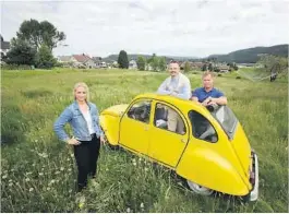  ?? FOTO: TORE ØYVIND MOEN ?? UTSIKT: Markedssje­f Lars Christense­n i midten) kjørte sin 2CV ut på tomta i enden av Tollskogve­gen. Her med eiendomsme­gler Tina Vinje og Kristoffer Moen.