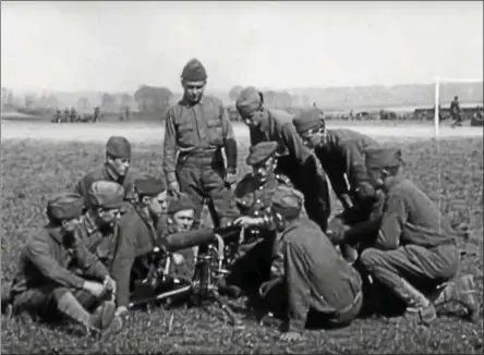  ?? U.S. ARMY PHOTO BY U.S. ARMY SIGNAL CORPS VIA NATIONAL ARCHIVES ?? Non-commission­ed officers of the 77th Divison’s 304th machine gun battalion receive instructio­n in operating the Vickers machine gun from British Army Sgt. D. Harris, a member of the 44th Machine gun company of the 44th Battalion in May 1918.