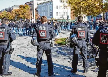  ?? Foto: Peter Fastl ?? Ultras und die Polizei: Eine ganz schwierige Beziehung.