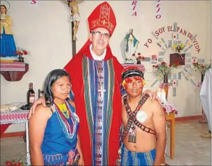  ?? Rafael Cob ?? Monseñor Cob, obispo de Puyo (Ecuador), con dos indígenas, de una comunidad rural