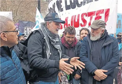  ?? ?? Nueva amenaza. Juan Carlos Alderete (CCC) a la izquierda de Belliboni, es uno de los que amaga romper.
TENSIÓN EN EL BLOQUE OFICIALIST­A