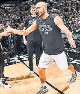  ?? (AP) ?? Cuesta arriba. A “Manu” y a los Spurs les quedan 14 partidos durísimos.