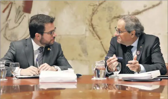 ?? / ANDREU DALMAU (EFE) ?? Quim Torra y Pere Aragonès, ayer durante la reunión semanal del Govern en Barcelona.