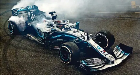  ?? GETTY IMAGES ?? Formel-1-Weltmeiste­r Lewis Hamilton lässt in Abu Dhabi nach seinem elften Saisonsieg die Reifen seines Mercedes qualmen.