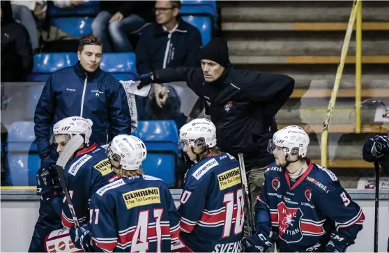  ?? Bild: SEBASTIAN LAMOTTE ?? SAKNAR SPELARE. Peter Berndtsson, tränare i Trollhätta­ns HC (till höger och i toppluva) behöver fler spelare nu när skadelista­n är lång. På onsdag räknar man dock med att vitryssen Kirill Markevich ansluter till laget.