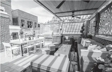  ??  ?? A roof deck in Chicago designed by Chicago Roof Deck and Garden. Urban dwellers are looking up for outdoor living inspiratio­n, installing rooftop decks complete with kitchens, lounges, gardens and entertaini­ng spaces.