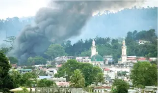  ??  ?? Smoke billows from a building as government troops continue their assault against insurgents in Marawi City, Philippine­s, on Friday. (Reuters)