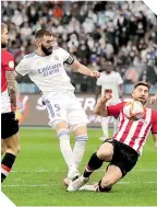  ?? ?? Una mano de Yeray (der.) fue decretada por el VAR como penalti.