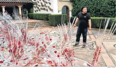  ?? JORDI VIDAL ?? Honghui Yu Sherlovell trabaja en su instalació­n en el Palacio de Viana.