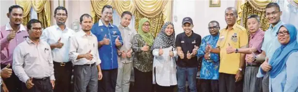  ??  ?? AIRUL Firham (enam dari kanan) dan Ketua Pengarah BPKB Dr Wasitah Mohd Yusof (tujuh dari kanan) bersama
staf alumni ILKBS .