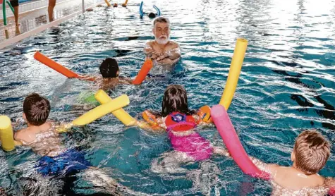  ?? Foto: Stefan Vorgeitz ?? Schwimmmei­ster Helmut Vorgeitz mit seinen Schützling­en, die derzeit in Stadtberge­n das Frühschwim­merabzeich­en „Seepferdch­en“machen.