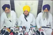  ?? SAMEER SEHGAL/HT ?? Akal Takht acting jathedar Giani Harpreet Singh (C), SGPC president Gobind Singh Longowal (L) and Takht Kesgarh jathedar Giani Raghbir Singh (R) during a press conference in the Golden Temple complex on Saturday; police personnel trying to stop members of some Sikh organisati­ons from entering the shrine at the entrance.