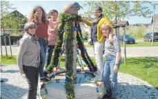  ?? FOTO: ISA ?? Für den Schmuck am ersten Bodolzer Osterbrunn­en sorgten (von links) Doris Vögele, Susanne Nitz, Anna Gaca, Angelika Gruber und Anita Bruderhofe­r vom Gartenbauv­erein.