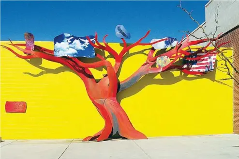  ??  ?? Todd Siler (1953),
The Dream Tree (2000, installazi­one mixed media): Siler è stato il primo «artista visivo» ad essersi diplomato al Mit di Boston. Nei suoi lavori si intreccian­o scienza, sociologia, psicologia e arte