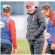  ?? FOTO: SCHEIDEMAN­N ?? Um gute Stimmung bemüht: Trainer Uwe Rösler.