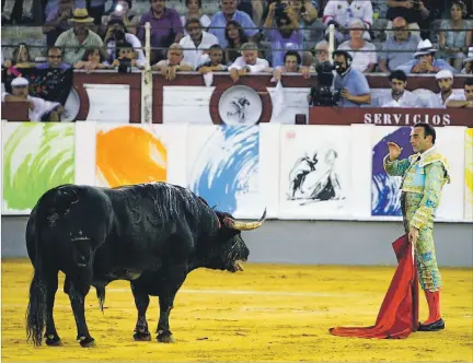  ?? EL PAÍS EL PAÍS ?? Invitado. Enrique Ponce, encargado de la ponencia inaugural, simula la suerte de matar en el espectácul­o Crisol, celebrado en la feria de Málaga.