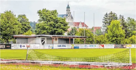  ?? FOTO: PETER SCHLIPF ?? Während der Sportplatz gänzlich unberührt bleibt, tut sich im Kader des Landesligi­sten aus Neresheim etwas.