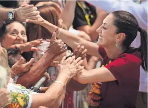  ?? ?? Claudia Sheinbaum Pardo, candidata a la Presidenci­a de México por la coalición Sigamos Haciendo Historia, encabezó un encuentro con mujeres rurales en el Estadio de Beisbol de Ticul, Yucatán.