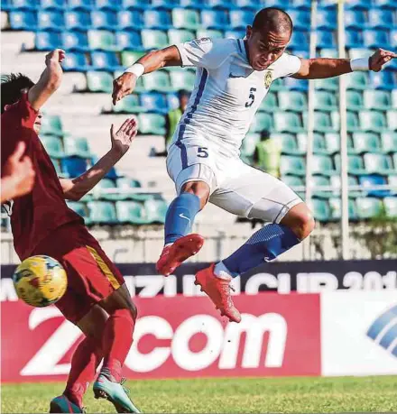  ??  ?? Malaysia’s Shahrom Abdul Kalam (right) and Vietnam’s Le Cong Vinh B match at Thuwunna Stadium in Yangon on Wednesday.