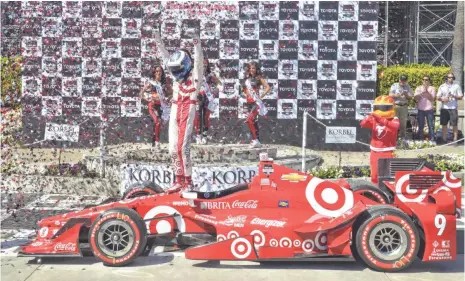  ?? KIRBY LEE, USA TODAY SPORTS ?? Scott Dixon, celebratin­g Sunday, said teammate Tony Kanaan blocking Helio Castroneve­s in the pits was a game-changer.