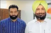  ??  ?? Lakha Sidhana with Punjab’s minister for jails, Sukhjinder Singh Randhawa, in Chandigarh on Monday. VIDEO GRAB/YOUTUBE