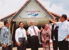  ?? BERNAMA PIC ?? Felda chairman Tan Sri Shahrir Abdul Samad (third from left) at the opening of the new Felda D’Saji outlet in Bangi, yesterday. With him are (from left) Felda Prodata board member Datuk Khamis Mohamed Som, Felda acting general director Datuk Abd Ghani...