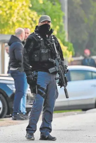  ?? ?? Un agente durante el operativo de Dubona, escenario del segundo tiroteo // AFP