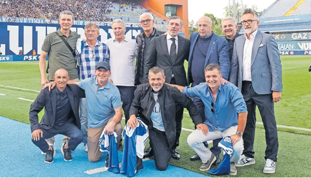  ?? ?? DINAMOV DAN Miletić, Ištvanić, Preljević, Matić, Shala, Zajec. D. Boban, Komljenovi­ć, Besek, Mladenović, Z. Boban i Škrinjar (glavna slika). Boban i Besek (lijevo dolje), zagrebački mural posvećen 13. svibnju 1990.