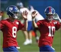  ?? ADAM HUNGER — ASSOCIATED PRESS FILE ?? Giants quarterbac­ks Eli Manning, right, and Daniel Jones warm up during a practice in East Rutherford, N.J., last May.