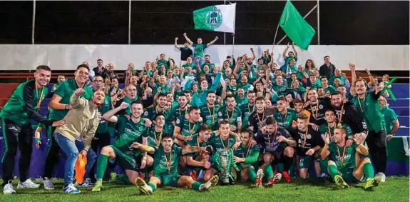  ?? ?? La plantilla del Arenteiro posa con el trofeo de la Copa Federación