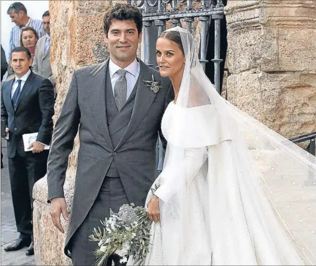  ?? DANIEL ?? Alejandro Santo Domingo y su esposa, Charlotte Wellesley, posan para los fotógrafos a la salida de la iglesia de Íllora