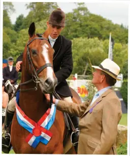  ??  ?? Below: Finn McCool III, who Guy rode for John Dunlop (right), was one of the most successful lightweigh­t hunters ever shown