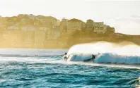  ?? Foto: VisitNSW.com/Destinatio­n NSW/tmn ?? Die Welle erwischt: Früh morgens stehen am Bondi Beach schon die ersten Surfer auf den Brettern.