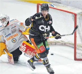  ?? FOTO: FELIX KÄSTLE ?? Der Kapitän hat – endlich – getroffen: Vincenz Mayer schoss beim Sieg der Ravensburg Towerstars gegen den ESV Kaufbeuren (Goalie Jan Dalgic) sein erstes Saisontor.