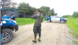  ??  ?? EMBOLSADO. Cerca del Estadio Olímpico de San Pedro Sula dejaron el cuerpo de un hombre envuelto en plástico.