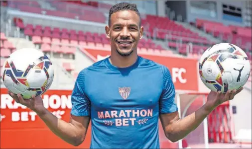  ??  ?? Fernando posa con dos balones de LaLiga a la conclusión del entrenamie­nto del Sevilla celebrado ayer.