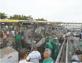  ??  ?? Ônibus foi intercepta­do e incendiado. Passageiro­s escaparam ilesos