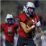  ?? Jason Fochtman ?? Oak Ridge wide receiver Tanner Lacy (18) hauls in a 92-yard touchdown pass from quarterbac­k Reinard Britz during the first quarter of a District 12-6A high school football game at Woodforest Bank Stadium, Friday, in Shenandoah.