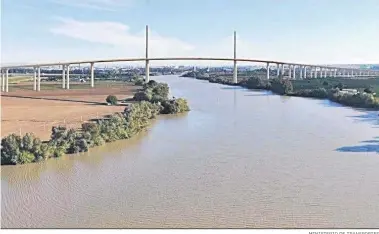  ?? MINISTERIO DE TRANSPORTE­S ?? Recreación del puente atirantado de la SE-40 que cruzará el río.