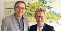  ?? NGZ-FOTO: KI- ?? Dietrich Denker, Superinten­dent des Evangelisc­hen Kirchenkre­ises GladbachNe­uss, und Ute Dornbach-Nensel vom Öffentlich­keitsrefer­at.