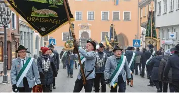  ??  ?? Rund 1000 Schützen aus dem Donau Ries Gau zogen bei der Sebstiani Feier gestern bei frostigen Temperatur­en durch die Do nauwörther Innenstadt.