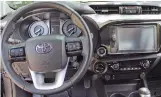  ?? ?? Volante con controles y pantalla con sistema Android Auto y Apple CarPlay.