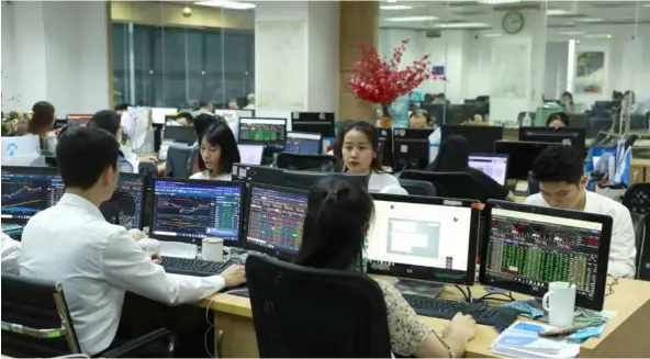  ?? VNS Photo Trương Vị ?? Traders at MB Securities Joint Stock Company in Hà Nội.